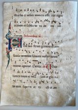 MEDIEVAL MUSIC MANUSCRIPT - MITTELALTERLICHE NOTENHANDSCHRIFT - NEUMES - HUFNAGEL - QUADRAT - NOTEN: Medieval manuscript - Antiphonar on vellum with illuminated initials, Italy end of 14th century. Folio 50,5 x 36 cm,  vellum leaf inscribed and illuminated on both sides. 