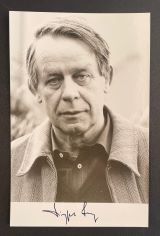 LENZ, Siegfried [1926-2014]: Porträtfotografie (schwarz-weiß) mit eigenhändiger Unterschrift. 16 x 10.5 cm 