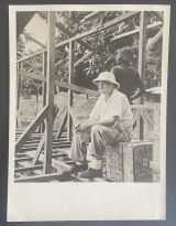 SCHWEITZER, Albert [1875-1965]: Original-Fotografie. Rückseitig mit eigenhändiger Widmung. Lambaréné, 23. September bis 9. Oktober 1953. 13,5 x 10cm 