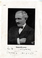 TOSCANINI, Arturo [1867-1957]: Porträt-Druck von Toscanini auf Karton montiert mit eigenhändigem Namenszug und Datum. Bayreuth,, 14.8.1930.. Kleinoktav. (14,2 x 10,3 cm).   